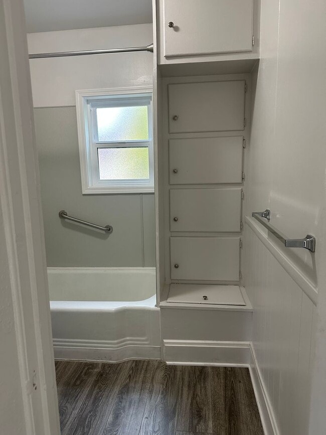 Building Photo - Chestnut-1918/1920