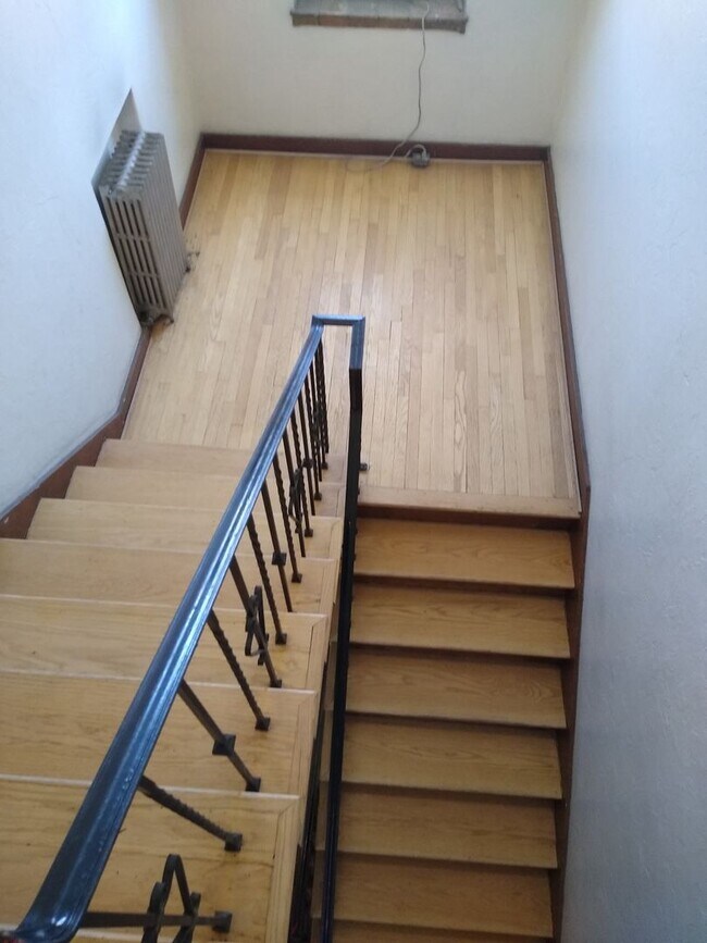 Building Photo - Charming Large 1 Bedroom in the Heart of the City