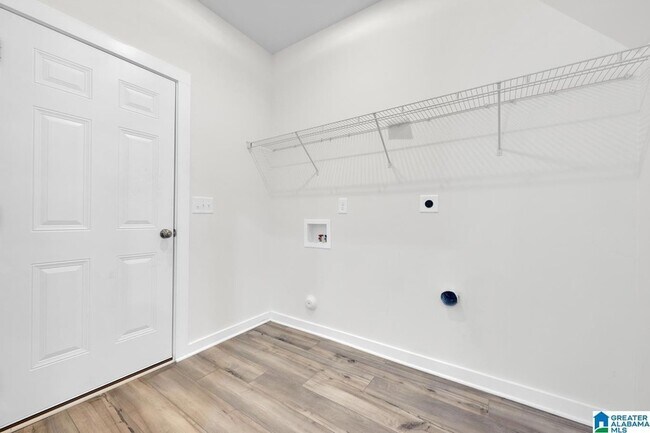 Building Photo - 170 Kings Wy