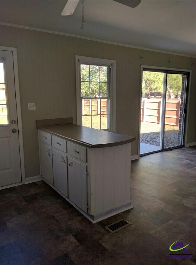 Building Photo - 105 Oakdale Dr