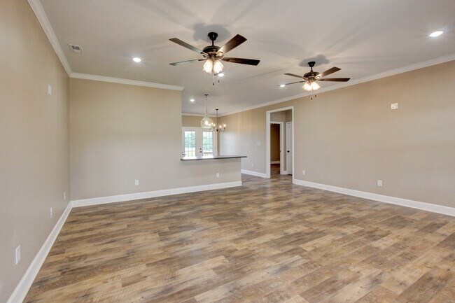 Building Photo - 135 Riverbend Dr