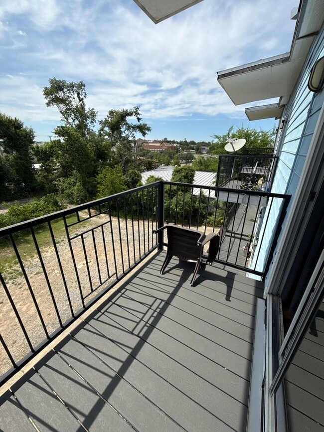 Building Photo - 2 bedroom/3 bath Townhome with extra room/...