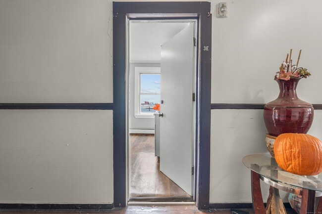 Building Photo - 14 Crown St