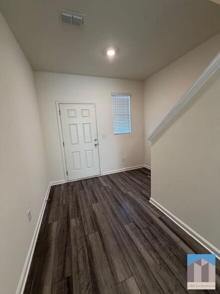 Building Photo - 3520 Condor Ct SW