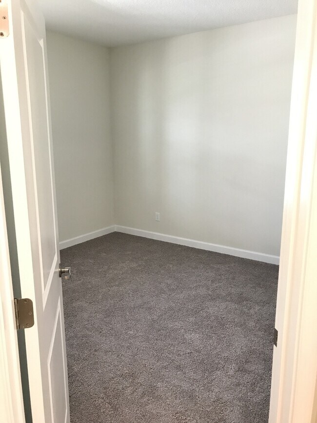 Building Photo - Just Listed! Newer 4/3 Home at The Oaks in...