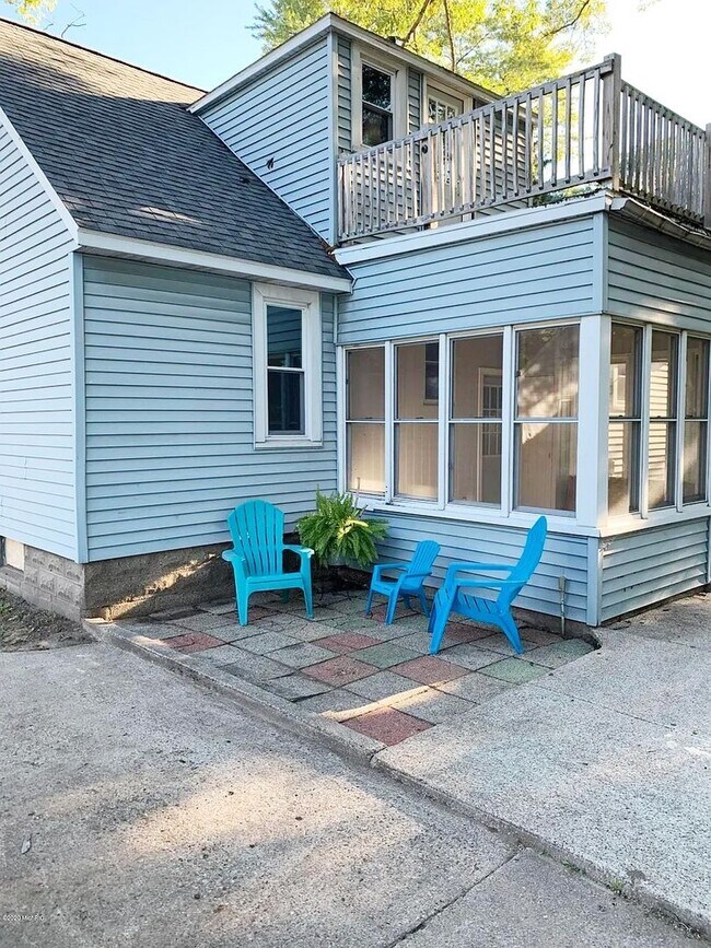 Building Photo - 3 Bedroom Home On Holland's North Side