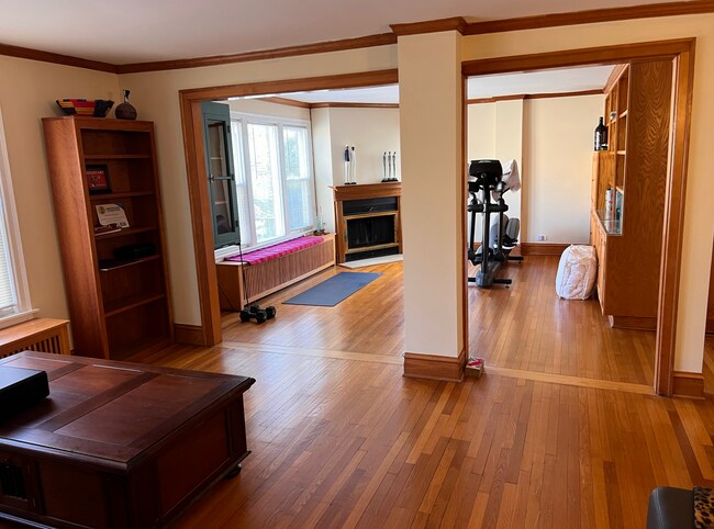 Building Photo - Move In June 1st 2026! 2 Bedroom 2 bath - Pet's OK - Wilmette