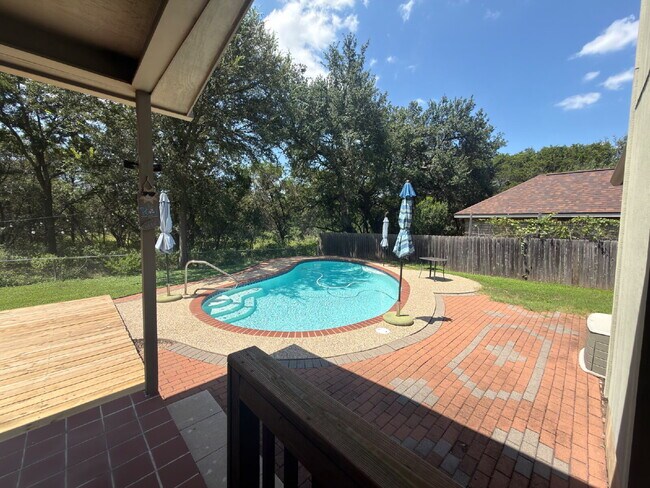 Building Photo - 3 bed 2 bath 2 car garage & pool.
