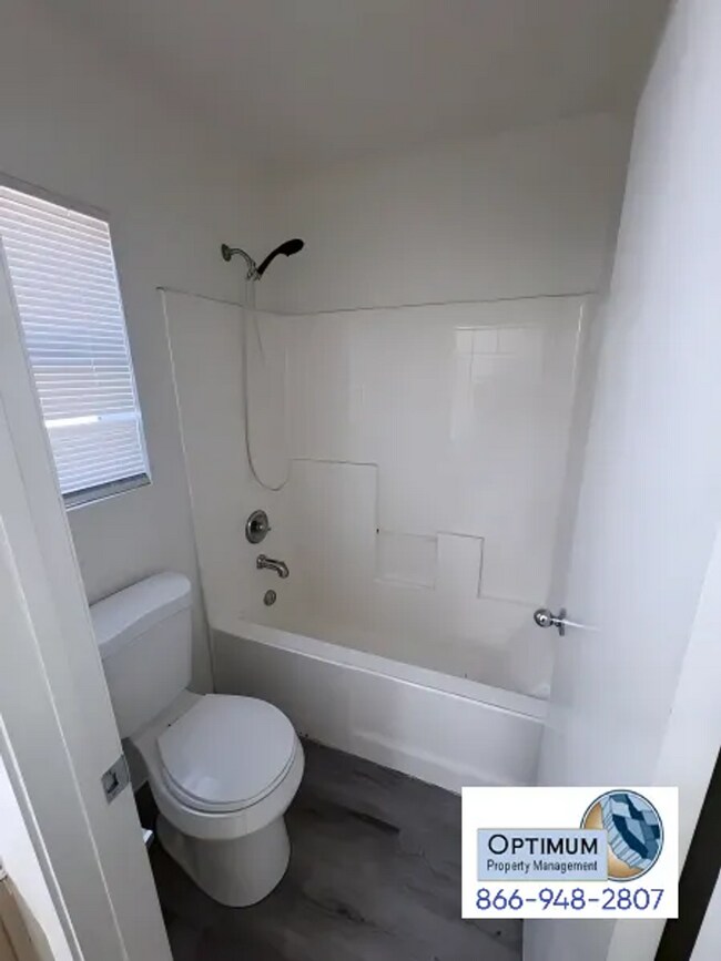 Building Photo - Beautiful 5 Bedroom, 3 Bathroom Two-Story Home with Loft & Spacious Backyard