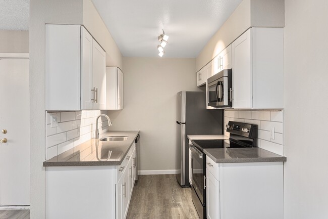 B1 Renovated - 2 Bed 1 Bath - Rise Thunderbird