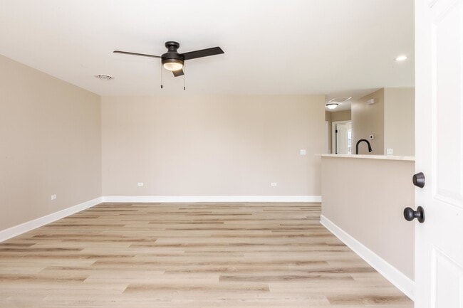 Building Photo - 516 Carriage Ct