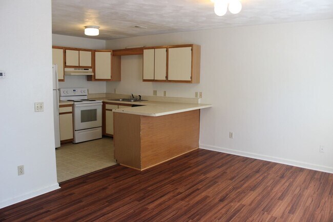 Building Photo - Rutherford Townhomes 4 Bedroom 3 Bathroom