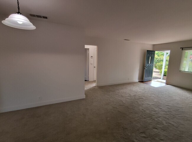 Building Photo - Darling Home on Darlene!