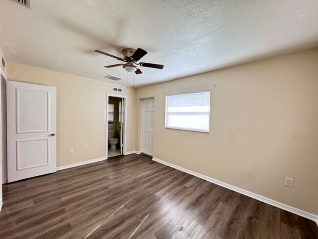 Building Photo - Charming 3/2 with Modern Updates