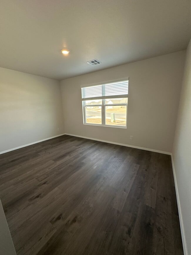 Building Photo - Three Bedroom | Two Bathroom Home in Claremore