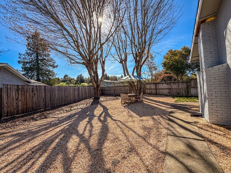 Building Photo - 208 Vista Ct