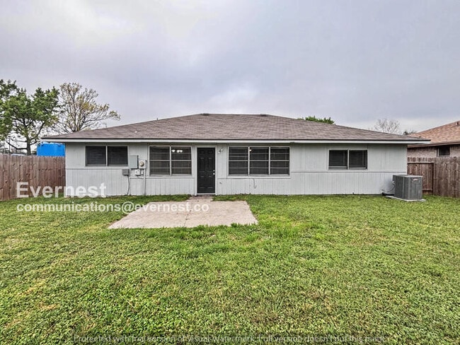 Building Photo - 3 Bed, 2 Bath Home with Garage and Fenced Yard / Pet-Friendly /Available Now!