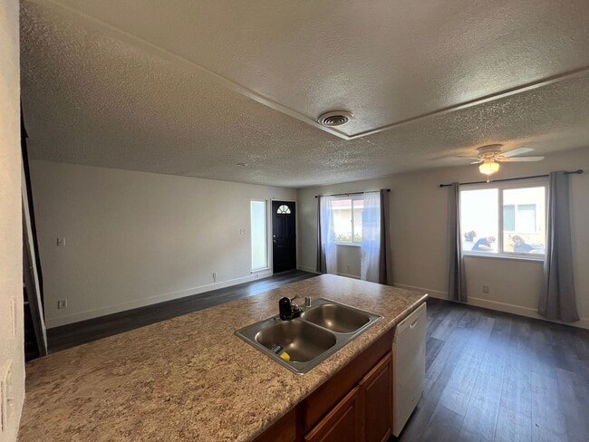 Building Photo - 2-bedroom condo near shopping & restaurants!