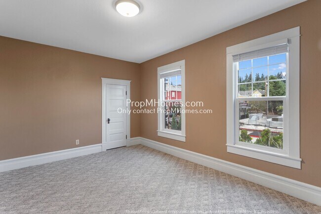 Building Photo - Beautiful Three Bedroom Home in the Heart of Oregon City!