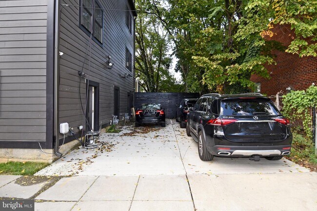 Building Photo - 1540 Levis St NE