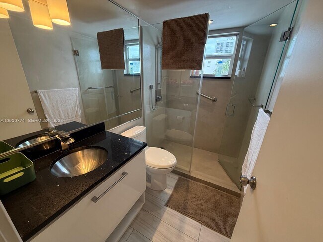 Building Photo - 1150 Collins Ave