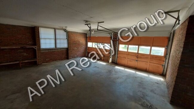 Building Photo - Large home in Southeast Columbia