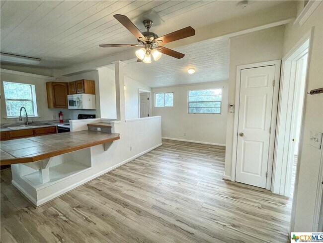 Building Photo - 668 Creekside Dr