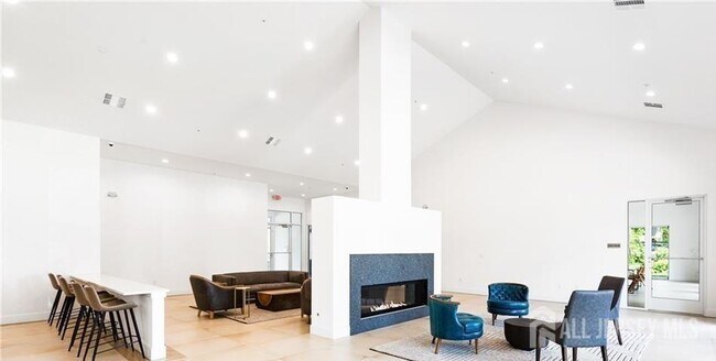 Building Photo - 727 Lorhan Dr