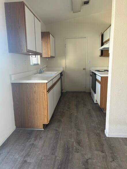 Kitchen - 3720 Churchill Dr