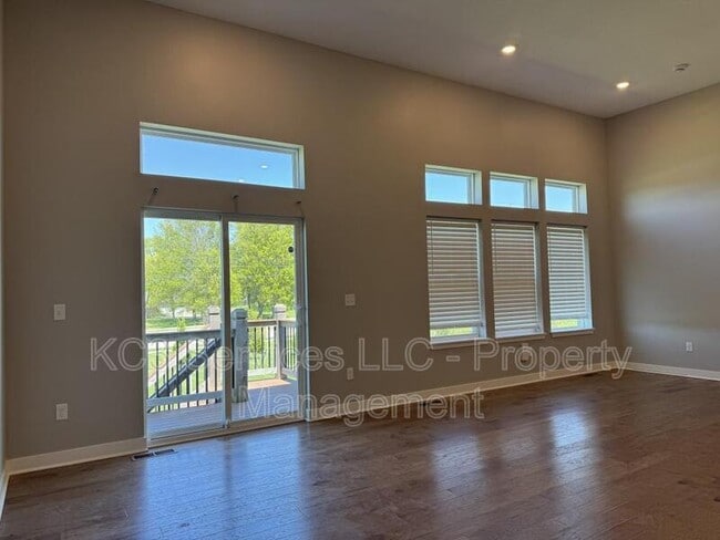 Building Photo - 2026 SW Holdbrooks Dr