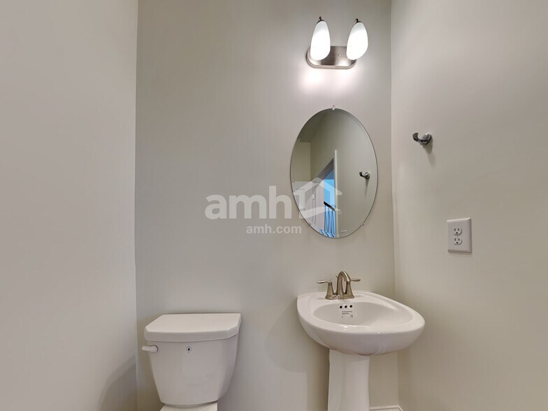 Building Photo - 586 Slew Dr