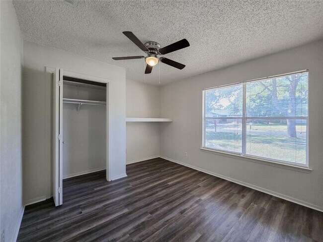 Building Photo - 12111 Saxony Ln