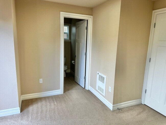 Building Photo - Beautiful 3 bed/2.5 bath townhome in North...