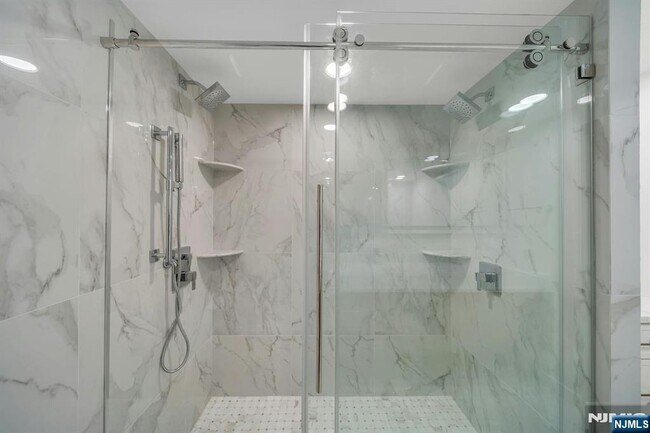 Building Photo - 1055 River 809