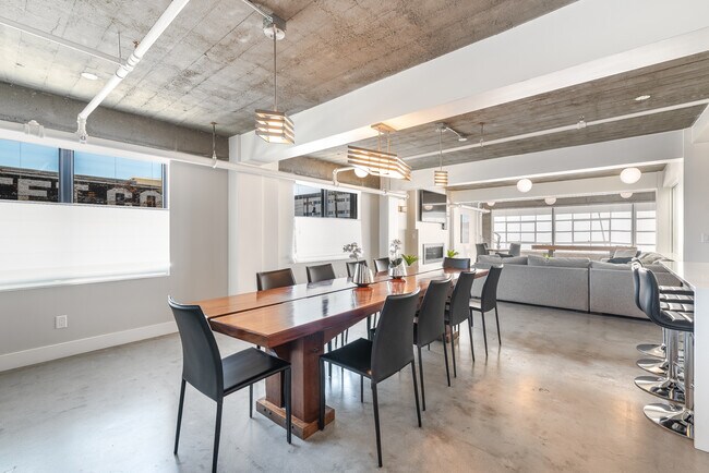 Building Photo - Penthouse