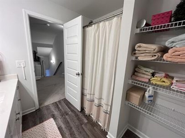 Building Photo - Beautiful 4-Bedroom Home with Office, Bonu...