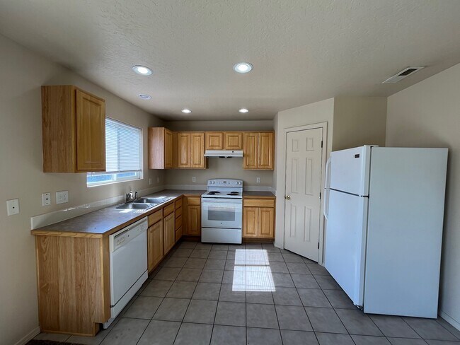 Building Photo - 12873 Alicia St