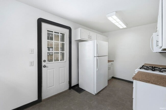 Building Photo - 3 bedroom available for immediate move i!