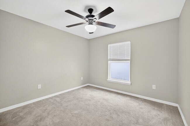 Building Photo - New Spacious 4 Bed - W/Amenities!