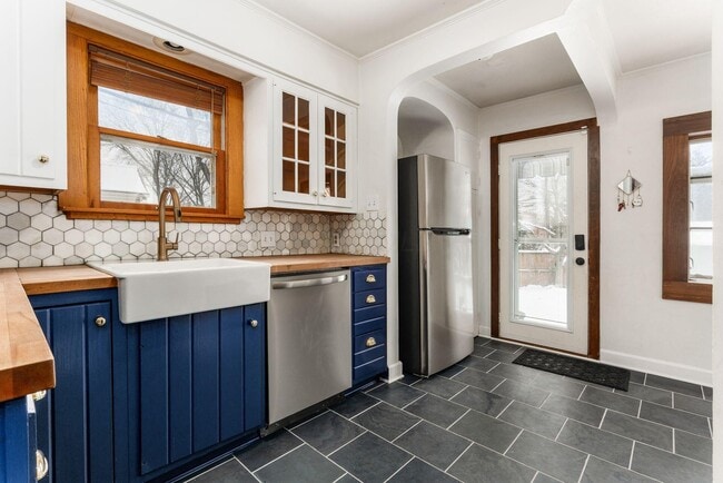 Building Photo - 51 E Schreyer Pl