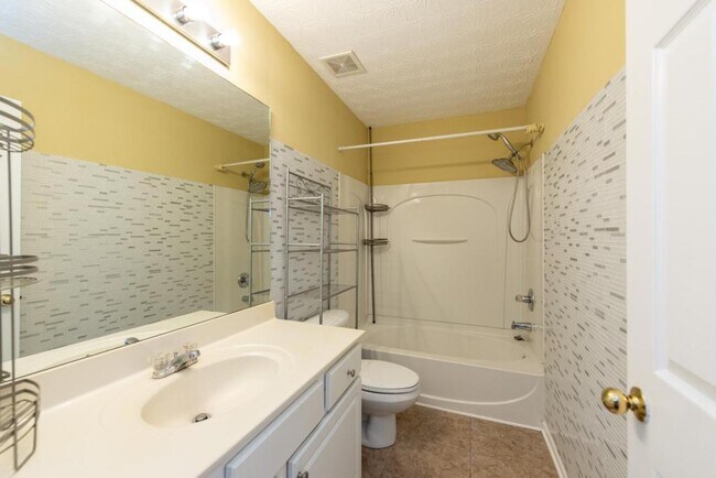 Building Photo - 2227 Longmont Dr