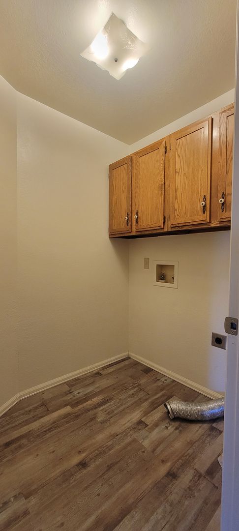 Building Photo - 2 Bedroom 1 Bath duplex