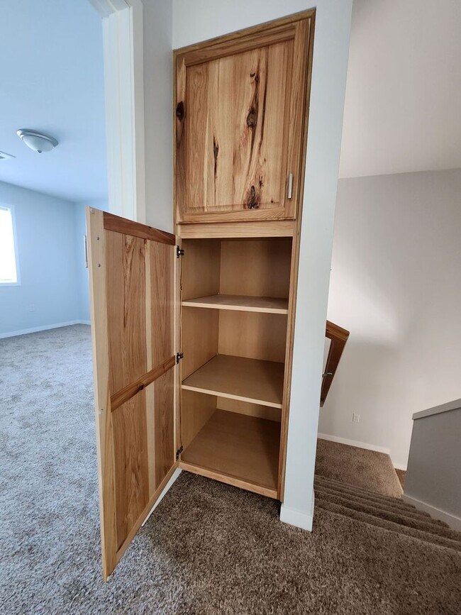 Building Photo - 6th Ave SE Duplex