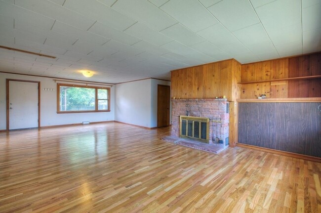Building Photo - Convenient Location in Renton * Open House Sunday July 5th, 11:00am *