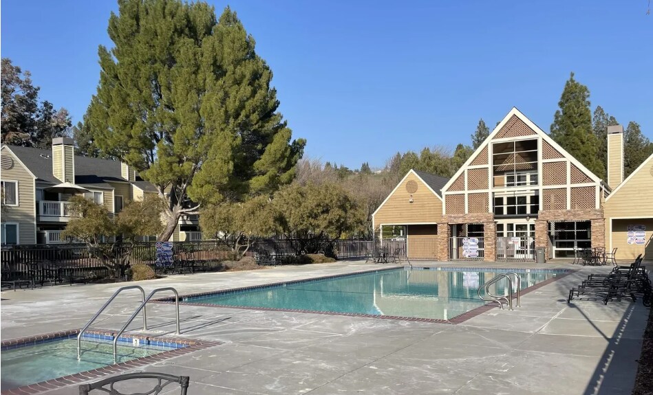 Lovely swimming pool with attached Spa and Sauna - 140 Reflections Dr