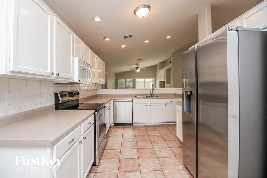 Building Photo - 701 E Cantebria Dr