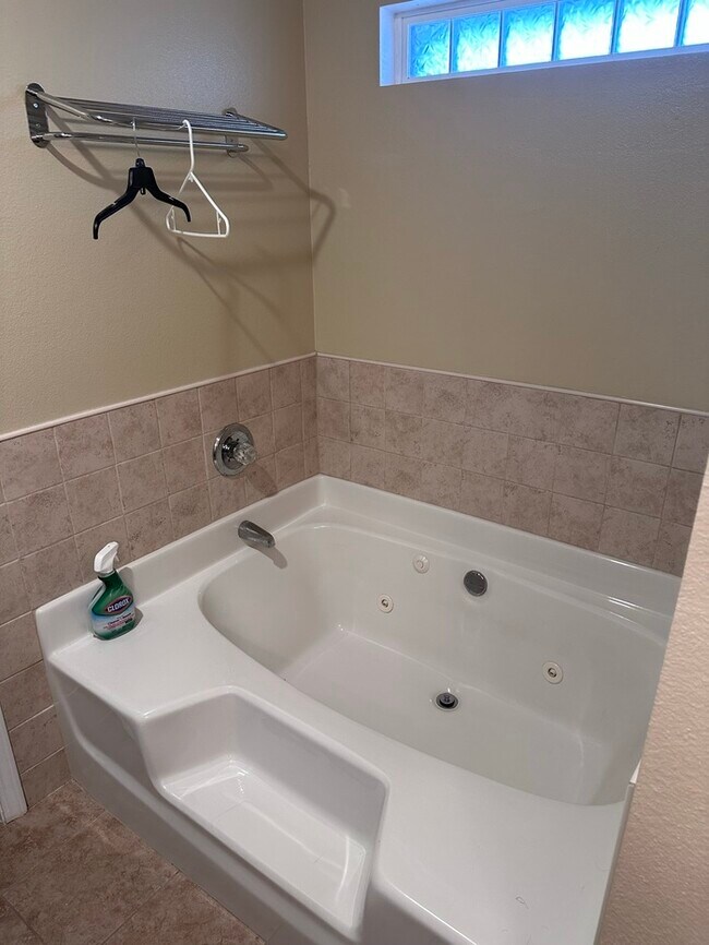 Building Photo - Stunning Custom 4/2, 2380sqft Home with Mo...