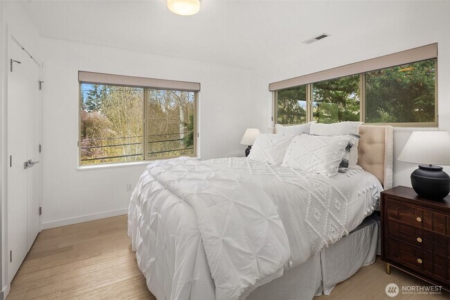 Building Photo - 3bd/2.25Ba Seattle Townhouse