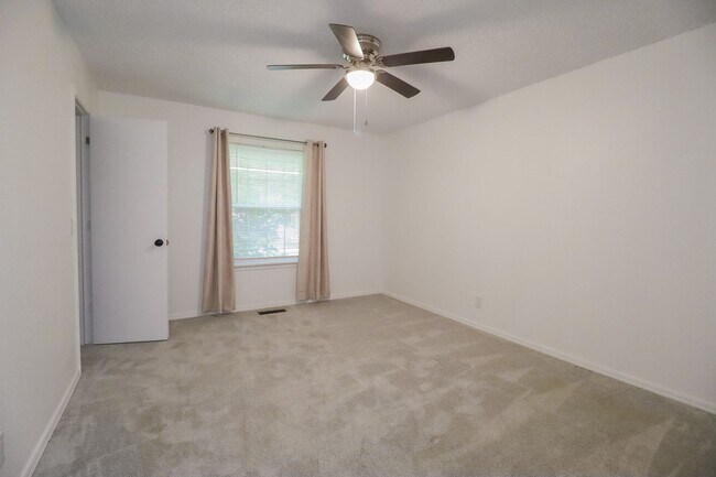 Building Photo - 3 Bed | 2 Bath | South Tulsa