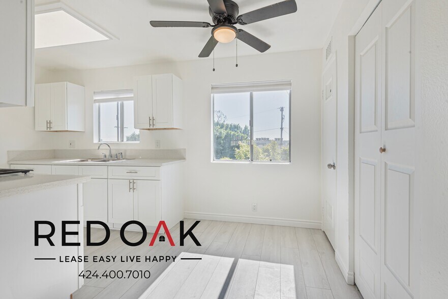 Building Photo - 7915 Vineland Ave